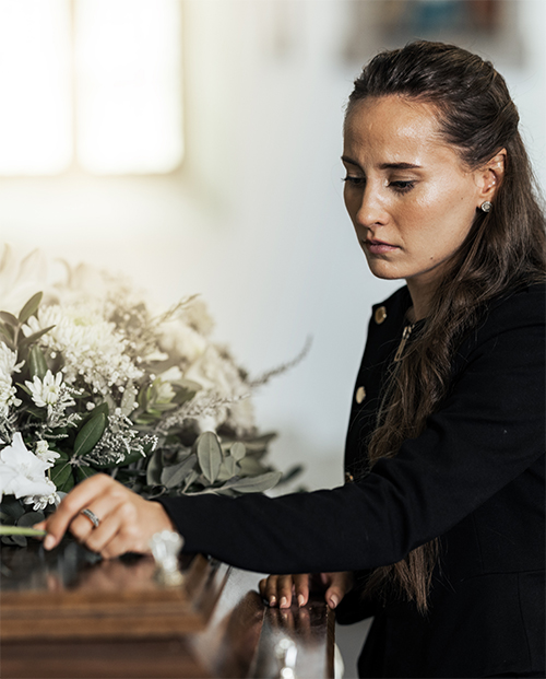 Traurige Frau am Sarg