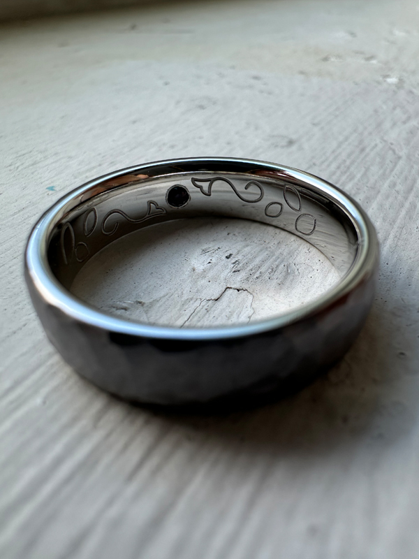Ring mit Gravur Alexandrit 4 Einzigartige Materialien