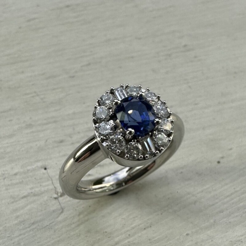 Silberner Ring mit blauem Edelstein in der Fassung auf einer Werkbank